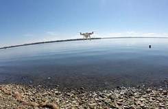 城會(huì)玩！加拿大男子成功用無人機(jī)釣到魚