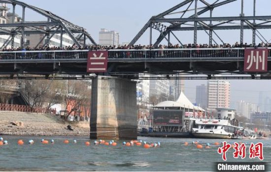 圖為活動(dòng)現(xiàn)場(chǎng)冬泳愛(ài)好者表演“漂游”?！钇G敏 攝