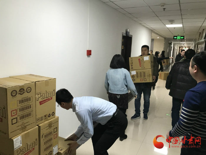 謝謝天津志愿者 你們?yōu)楦拭C山區(qū)捐贈的新衣已運(yùn)抵蘭州