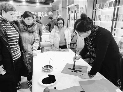 蘭州甘家巷社區(qū)“鼠年納?！彼痛郝?lián)（圖）