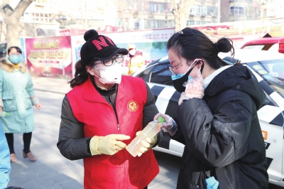 用點(diǎn)滴善舉筑就強(qiáng)大正能量 蘭州市各級道德模范、蘭州好人齊心援助抗擊疫情一線
