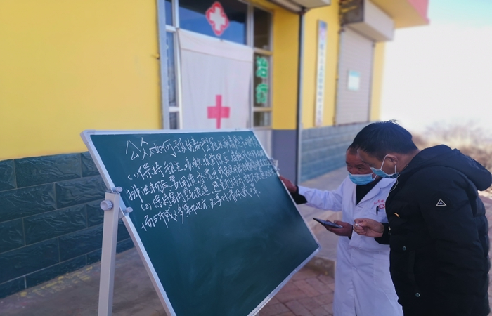 市紀(jì)委監(jiān)委駐村幫扶干部馬維高在村衛(wèi)生室宣傳疫情防控知識(shí)。.jpg