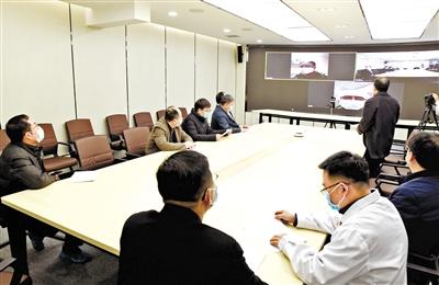 蘭大校長嚴純?nèi)A等視頻連線蘭大一院、二院支援湖北醫(yī)療隊員