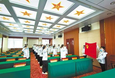 一次難得的黨課——甘肅第二、第三批援鄂醫(yī)療隊預備黨員宣誓儀式側記