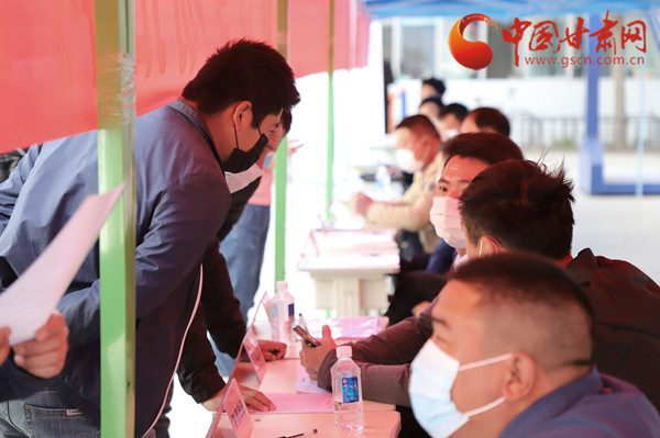 【甘肅省決戰(zhàn)決勝脫貧攻堅】扶貧又扶志！把“就業(yè)大禮包”送到貧困戶家門口（圖）