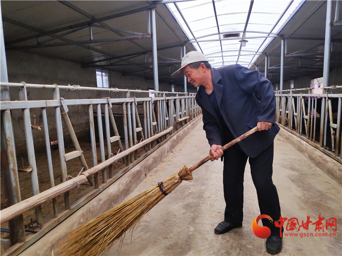 【甘肅省決戰(zhàn)決勝脫貧攻堅(jiān)】脫貧戶李明堂：脫貧也光榮 幸?？侩p手