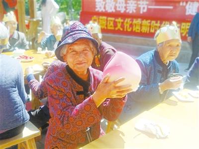 母親節(jié)，白銀“花村”擺了一場“敬老宴”