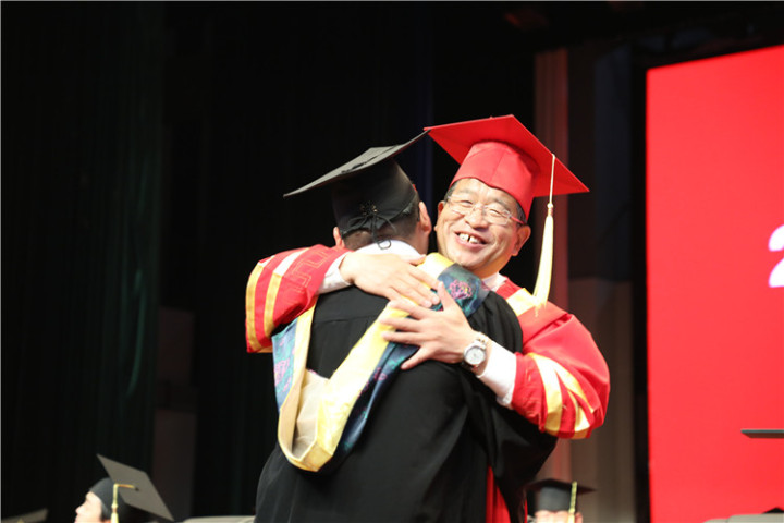 17分鐘14次掌聲！隴東學(xué)院院長(zhǎng)辛剛國(guó)這樣深情寄語(yǔ)畢業(yè)生