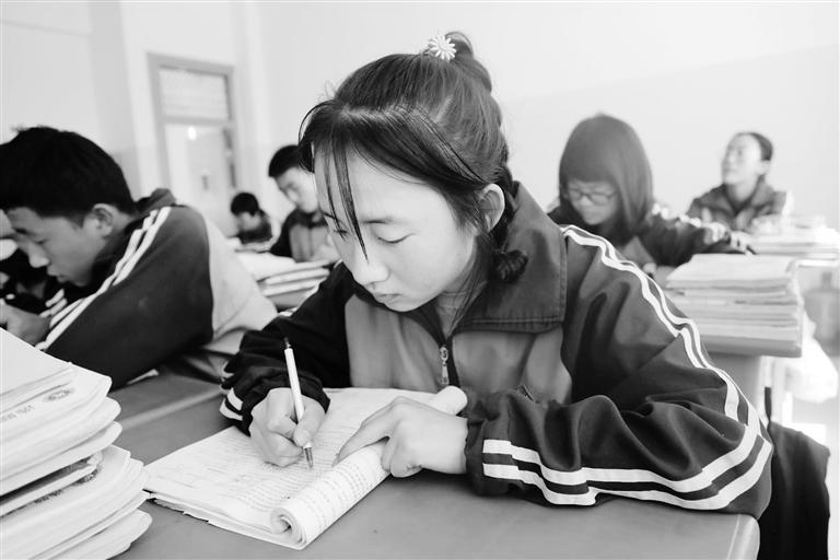 慶陽(yáng)環(huán)縣這名小姑娘，柔弱肩膀撐起一個(gè)大家庭