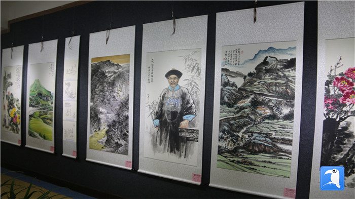 7月1日上午，定西市通渭縣紀(jì)委監(jiān)委舉辦“襄郡清風(fēng)·喜迎建黨99周年”廉政文化書畫展， 共同為黨的生日獻(xiàn)禮。_副本.jpg