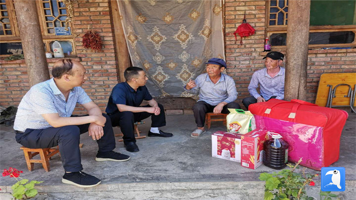 在建黨99周年來臨之際，隴南市禮縣紀(jì)委監(jiān)委在中壩鎮(zhèn)、三峪鄉(xiāng)開展“七一”慰問老黨員、困難黨員活動(dòng)，為他們送去組織的關(guān)懷和節(jié)日的問候。_副本.jpg