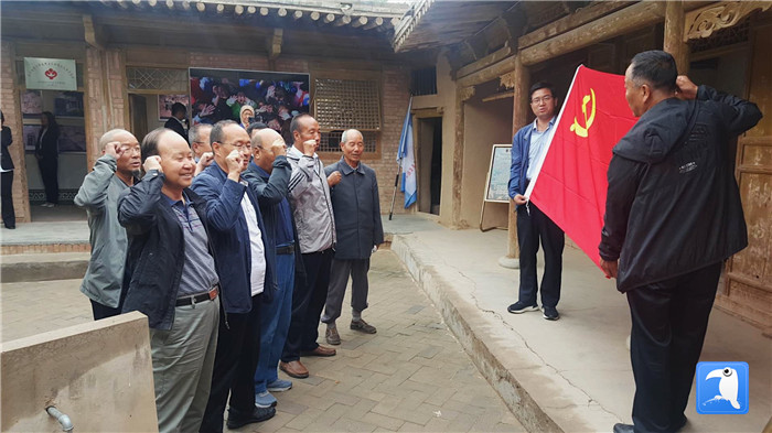 7月1日，臨夏州紀(jì)委監(jiān)委機(jī)關(guān)黨總支組織退休黨支部部分黨員前往東鄉(xiāng)縣布楞溝村史館，開展主題黨日活動(dòng)。_副本.jpg