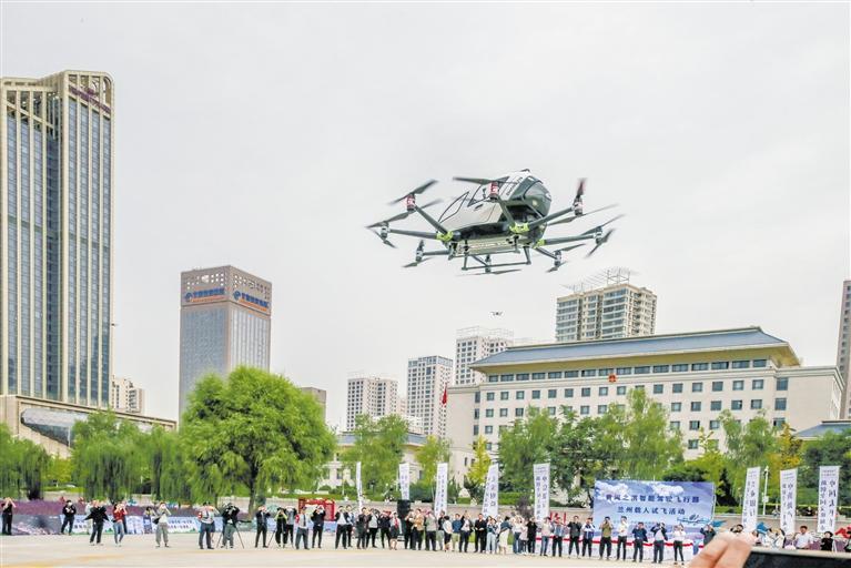 超酷、超刺激！智能駕駛飛行器在蘭載人試飛