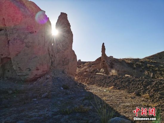 山丹境內(nèi)的長(zhǎng)城是由壕塹和山險(xiǎn)為主的漢長(zhǎng)城和黃土墻體為主的明長(zhǎng)城兩部分組成。 翟繼宗 攝