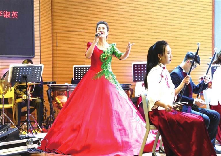 校園雅樂(lè)飄飄 學(xué)子一睹經(jīng)典