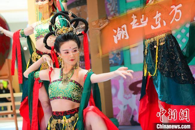 圖為今年9月5日，在重慶亮相的敦煌博物館“潮起東方”主題活動現(xiàn)場。敦煌博物館供圖