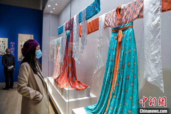 觀眾在參觀唐代服飾?！●樤骑w 攝