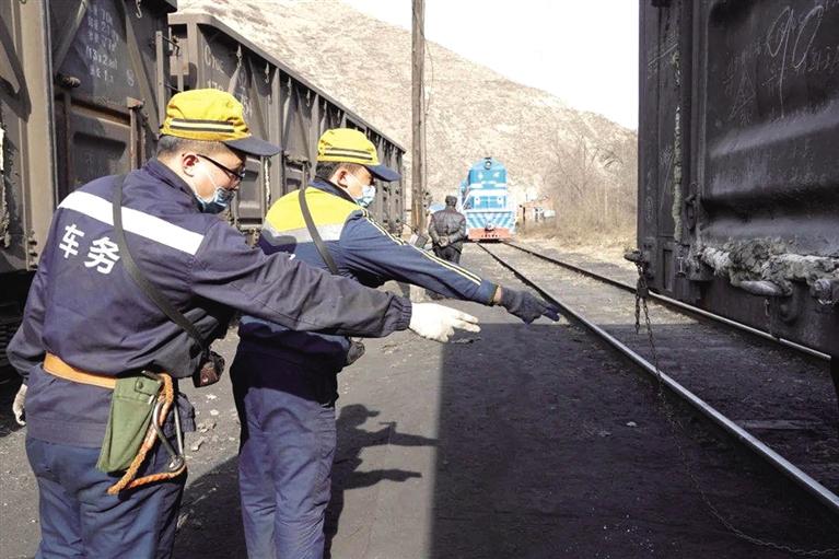 【新春走基層】66年歷史的“慢火車”給蘭州送來光和熱 師徒堅(jiān)守專運(yùn)線點(diǎn)亮萬(wàn)家幸福年
