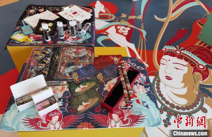 60余類敦煌主題的文創(chuàng)產(chǎn)品讓人愛不釋手。　丁思 攝