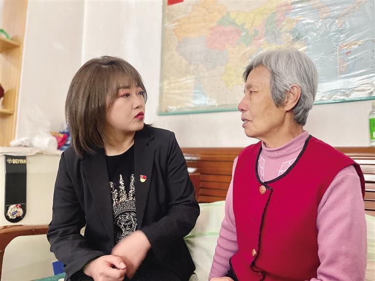 敦煌路街道任家莊街東社區(qū)黨委書(shū)記、居委會(huì)主任譚莉：我們必須成為老百姓?qǐng)?jiān)強(qiáng)的后盾