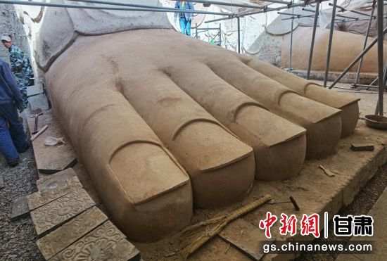 圖為中國(guó)“石窟鼻祖”天梯山石窟第13窟大佛足部與局部危巖體搶救性保護(hù)項(xiàng)目施工現(xiàn)場(chǎng)。陳曉斌 攝