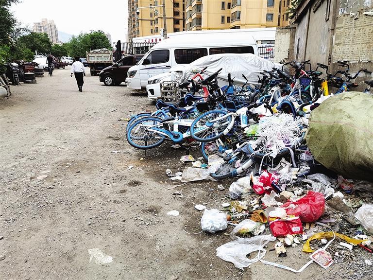 百米土路臟亂差，誰來管？經(jīng)記者協(xié)調(diào)，社區(qū)組織志愿者進行了清理