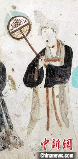 “一把小扇在手，笑對(duì)仲夏酷暑?！眻D為莫高窟第468窟《執(zhí)團(tuán)扇女供養(yǎng)人》(中唐)?！《鼗脱芯吭汗﹫D