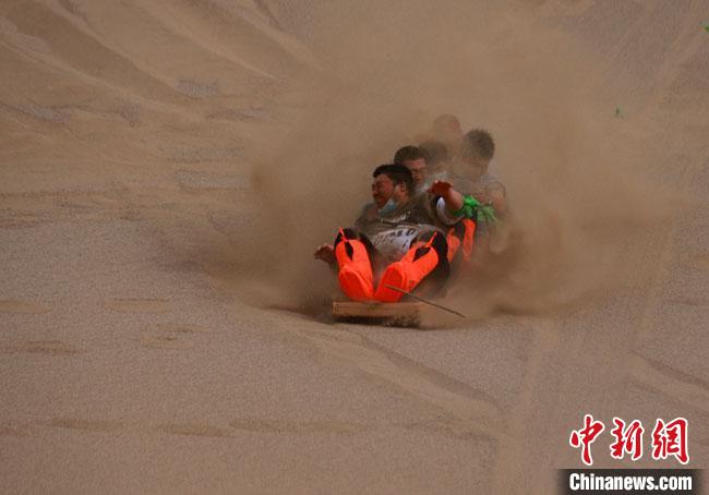 6月13日，敦煌鳴沙山月牙泉景區(qū)舉辦滑沙比賽?！●T豆 攝
