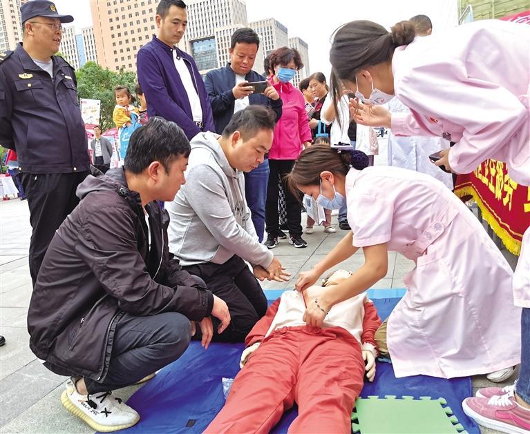 蘭州市“安全生產(chǎn)月咨詢?nèi)铡被顒訂?>
        </a><em>蘭州市“安全生產(chǎn)月咨詢?nèi)铡被顒訂?/em></li>

                </ul>
            </div>
            <!-- public platform -->
            <div   id=