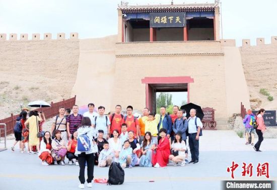 歷經(jīng)數(shù)十載保護修繕的古老關城得以延年益壽，成為了海內外游客“絲路游”的必經(jīng)打卡地?！「哒?攝