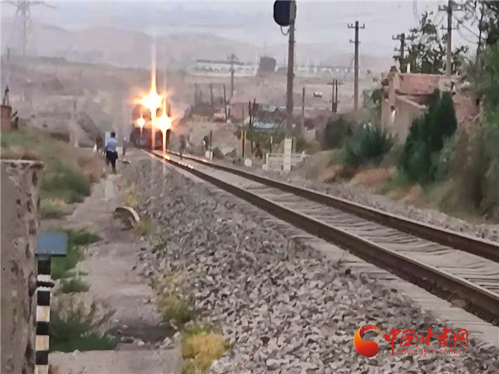 驚險(xiǎn)！火車來臨小男孩鐵路上玩耍 蘭鐵民警飛奔將其救下