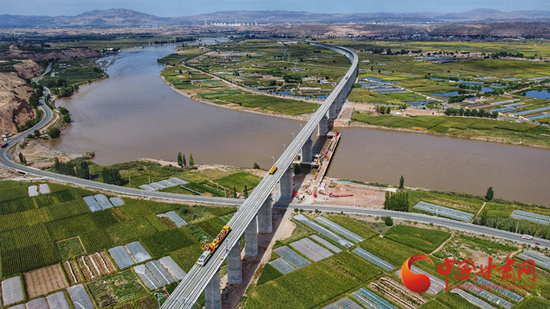 【隴拍客】直擊現(xiàn)場！看中蘭鐵路首條接觸網(wǎng)導線如何架設