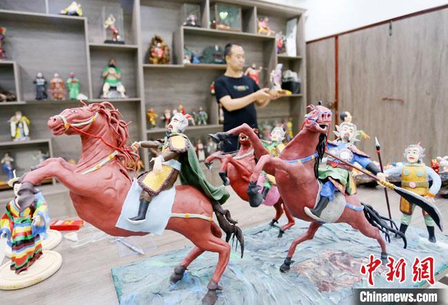 安秋平是成州面塑第五代傳承人，也是當(dāng)?shù)匚ㄒ粓?jiān)守面塑制作的人?！「哒?攝