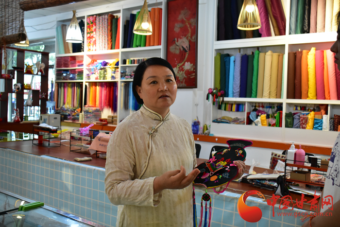 【蘭大新聞學(xué)子重走西北角】香包傳承人劉蘭芳：飛針走線，傳承匠心 