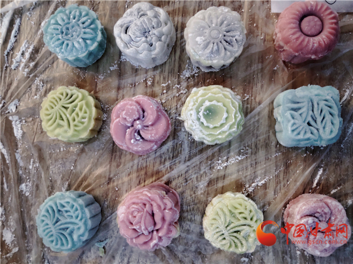 【網(wǎng)絡(luò)中國(guó)節(jié)·中秋】蘭州：社區(qū)居民自己動(dòng)手制作冰皮月餅 其樂融融過中秋