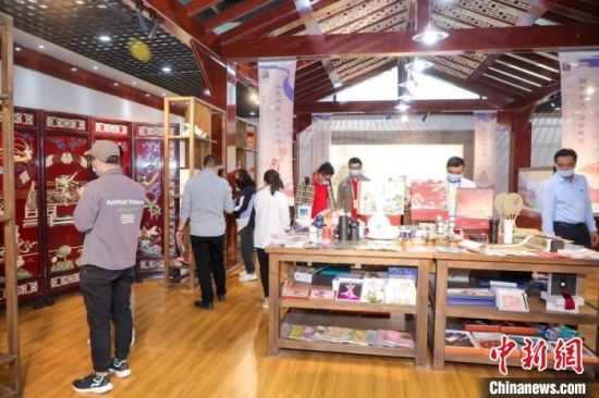 圖為甘肅“一會一節(jié)”期間，位于敦煌的天水市展館中，民眾觀賞文創(chuàng)產(chǎn)品?！「拭C省文化和旅游廳供圖