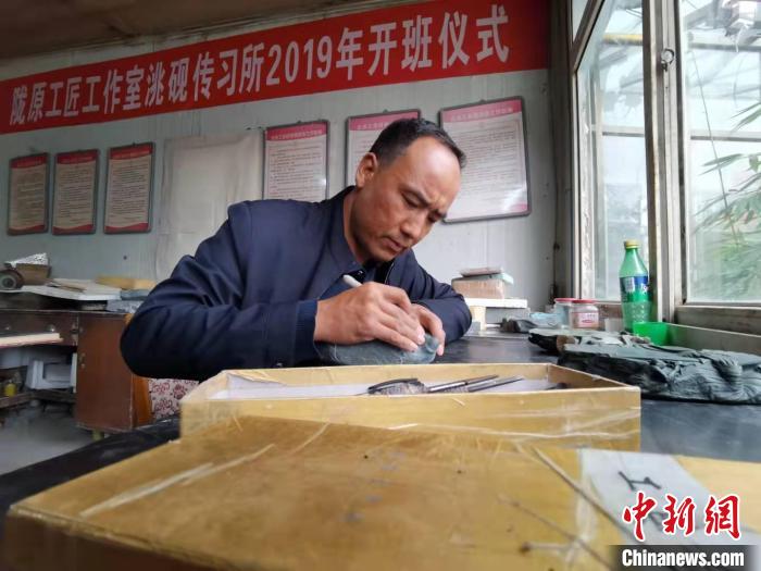 甘肅卓尼洮硯融合文化提升內(nèi)涵：不只一硯一銘，還要一盒一拓