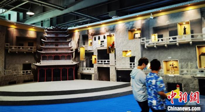 該展覽還借助科技手段，復(fù)原“藏經(jīng)洞”場景，將莫高窟“搬進(jìn)”展廳。　丁思 攝