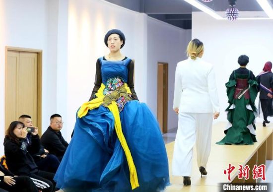 東鄉(xiāng)繡娘在T臺(tái)走秀。　高展 攝