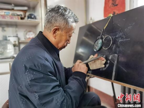 圖為陶世清在創(chuàng)作中?！钅?攝