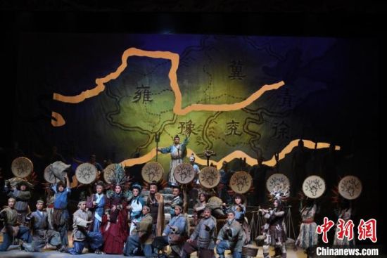 作為隴劇“梅花”，雷通霞在《大禹治水》中甘當“綠葉”，該劇推出后，反響十分熱烈。(資料圖) 楊艷敏 攝