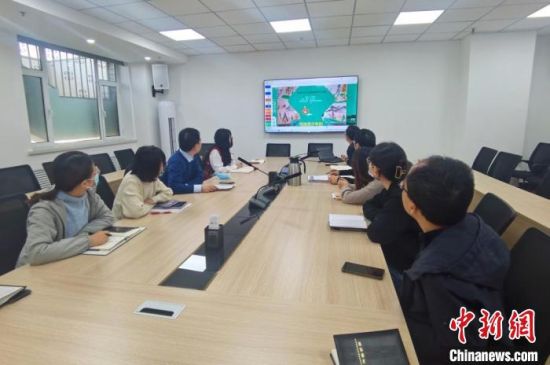 圖為甘肅教育出版社《寫給青少年的敦煌故事》叢書項目組，探討圖書封面設(shè)計。　閆姣 攝