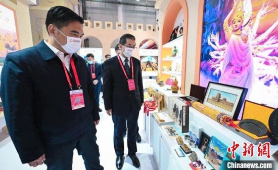 圖為甘肅省副省長(zhǎng)孫雪濤(左)與甘肅省文化和旅游廳廳長(zhǎng)陳衛(wèi)中(右)一同參觀(guān)“甘肅館”。　甘肅省文化和旅游廳供圖
