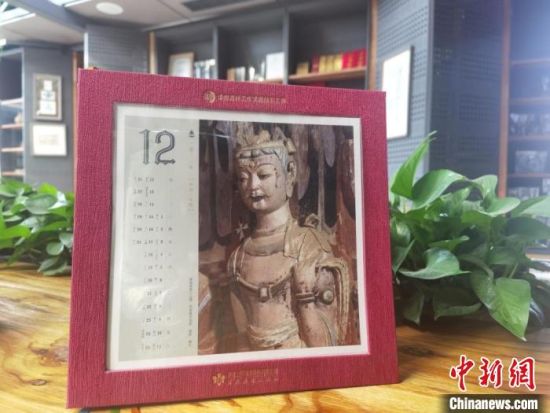 圖為徐晉林制作的敦煌題材的手工書(shū)《走進(jìn)沙漠敦煌——莫高窟與藏書(shū)票藝術(shù)》，深受讀者喜愛(ài)。　閆姣 攝