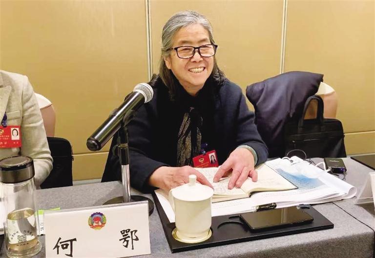 【委員風(fēng)采】“明星委員”何鄂的三個“幸?！?>
        </a><em>【委員風(fēng)采】“明星委員”何鄂的三個“幸?！?/em></li>
    <li><a  target=