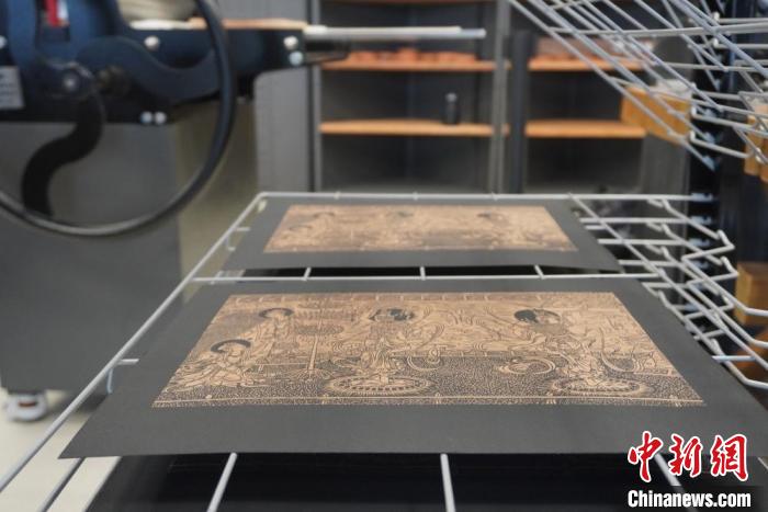 圖為徐晉林工作室制作的雕版敦煌壁畫印刷成品展示?！【琶赖┰?　攝