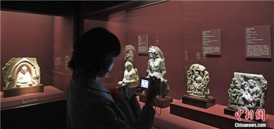 2018年8月，《平山郁夫的絲路世界——平山郁夫絲綢之路美術(shù)館文物展》在甘肅敦煌莫高窟開(kāi)展。中新社記者 楊艷敏 攝