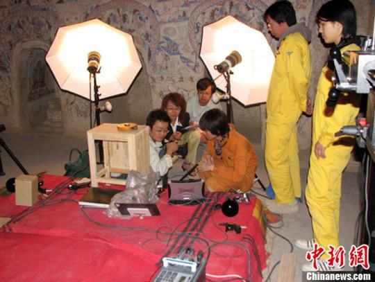 敦煌研究院與日本東京文化財(cái)研究所合作進(jìn)行第285窟多光譜無(wú)損調(diào)查工作現(xiàn)場(chǎng)。中新社發(fā) 婁婕 供圖