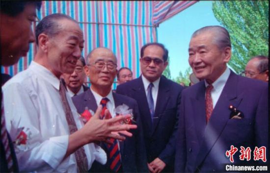 1994年8月，時(shí)任日本首相竹下登(右一)與時(shí)任敦煌研究院院長(zhǎng)段文杰在莫高窟親切交談。中新社發(fā) 婁婕 供圖