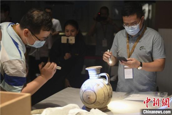 2020年6月，在長(zhǎng)沙博物館舉行“從地中海到中國(guó)：絲路寶藏——平山郁夫絲綢之路美術(shù)館藏文物展”前，專(zhuān)家開(kāi)箱鑒定文物。中新社記者 楊華峰 攝
